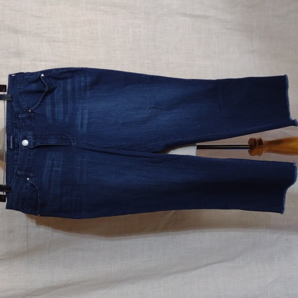 NWOT Bandolino "Millie capri" frayed-edge denim capris!